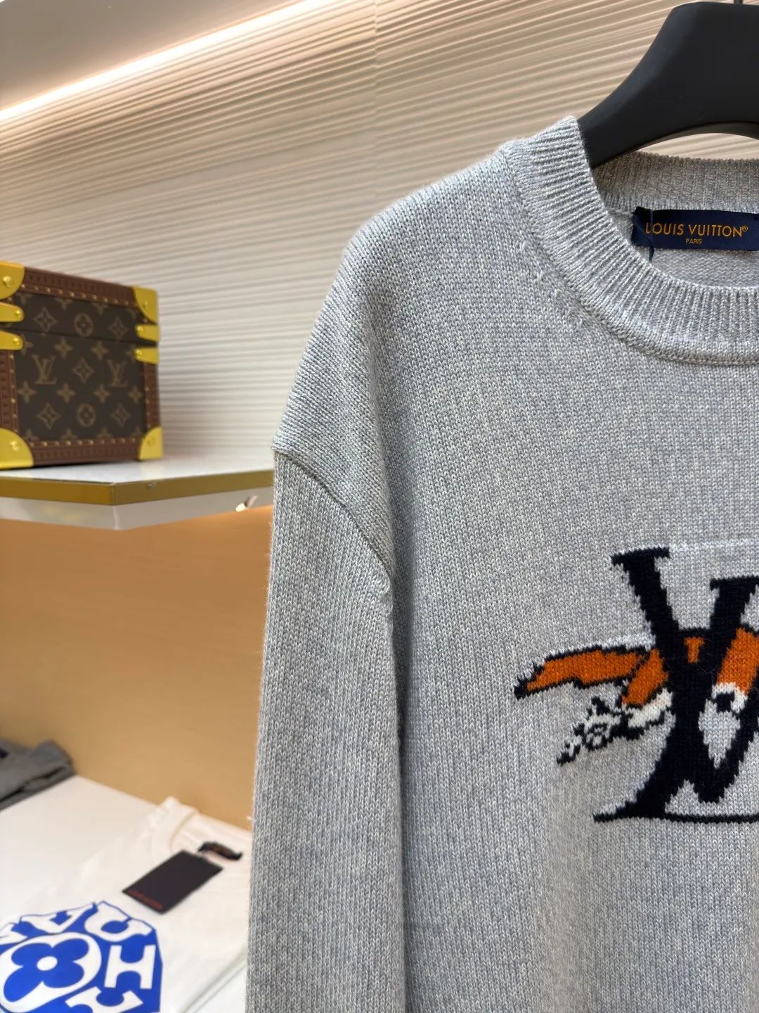 LOUIS VUITTON Fox cashmere round neck long-sleeved sweater ●Original version: purchased and developed for 14100 ●Item number: 1682134-B70 ●Fabric: wool blended fabric ●Technology: knitted ●Color: gray ●Version: fitted version ●Weight: about 640 grams ●Size: XS-S-M-L ●Description: Made of custom-made twisted 30s Basulan wool mixed yarn, the composition ratio is 50% Basulan wool, 40% combed cotton, 5% nylon mohair. It is made by a professional pattern maker, referring to the original version, and drawing and pattern making at a ratio of 1:1. The entire pattern takes 3 days, using 7 needles The computerized flat knitting machine knits single-sided woolen tissue according to the original version. The entire garment is made by 9 yarn feeders. The increase in the number of yarn feeders greatly increases the loss and loom time. A single piece takes 260 minutes per piece. The back leather surface is made of genuine leather, which is embossed and stitched with a flat machine. The overall wiring is straight and delicate, the fabric is comfortable and soft, and the color is consistent without color difference. It can be matched with the same style to create a fashionable look and control various occasions. Customized accessories, complete with three standards, same style for men and women!
